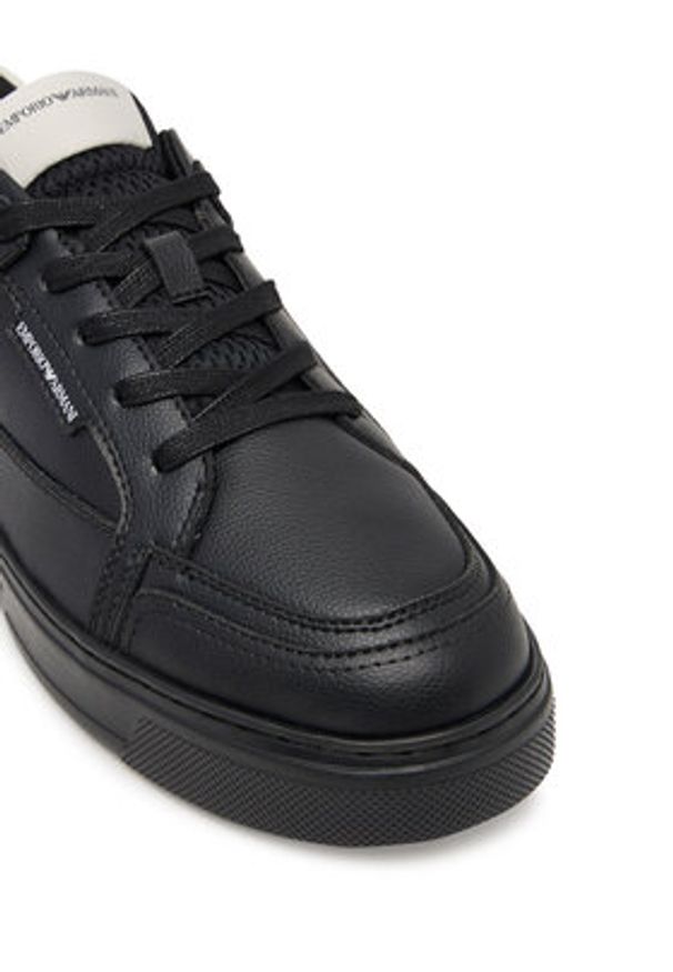 Emporio Armani Sneakersy EM003702 AF19573 MC024 Czarny. Kolor: czarny. Materiał: skóra