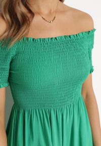 Born2be - Zielona Bawełniana Sukienka z Hiszpańskim Dekoltem z Szerokimi Falbanami na Dole Bliria. Okazja: na co dzień, na spacer. Typ kołnierza: dekolt hiszpanka. Kolor: zielony. Materiał: bawełna. Sezon: lato. Typ sukienki: rozkloszowane. Styl: casual, wakacyjny, elegancki #4