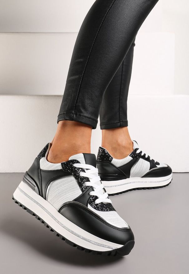 Renee - Czarno-Białe Sneakersy na Platformie ze Wstawkami z Brokatu Ovilia. Okazja: na co dzień. Kolor: czarny. Obcas: na platformie