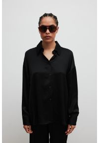 Marsala - Luźna koszula z satyny w kolorze TOTALLY BLACK - LACERTA-M/L. Okazja: na co dzień, na spotkanie biznesowe, do pracy, na spacer. Materiał: satyna. Długość rękawa: długi rękaw. Długość: długie. Styl: biznesowy, klasyczny, elegancki, casual
