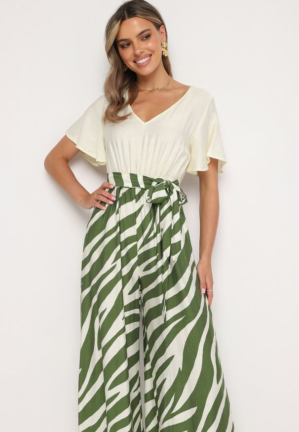 Born2be - Zielono-Beżowy Taliowany Kombinezon z Szerokimi Nogawkami i Paskiem w Talii Nellma. Okazja: na co dzień. Kolor: zielony. Materiał: wiskoza. Długość rękawa: krótki rękaw. Długość: krótkie. Styl: elegancki, casual