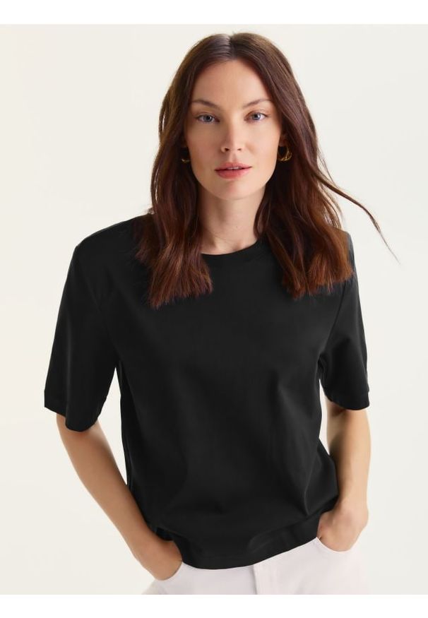 Reserved - T-shirt boxy z domieszką jedwabiu - czarny. Kolor: czarny. Materiał: jedwab. Długość: krótkie