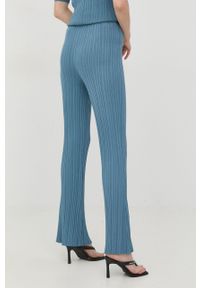 Guess spodnie damskie dopasowane high waist. Stan: podwyższony. Kolor: niebieski. Materiał: dzianina, materiał, wiskoza. Wzór: gładki