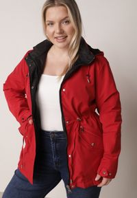 Born2be - Czerwono-Czarna Przejściowa Kurtka Dwustronna Parka z Pikowaniem i Kapturem Tidare. Okazja: na co dzień, na spacer. Kolekcja: plus size. Kolor: czerwony. Materiał: jeans, poliester. Styl: casual, sportowy #8