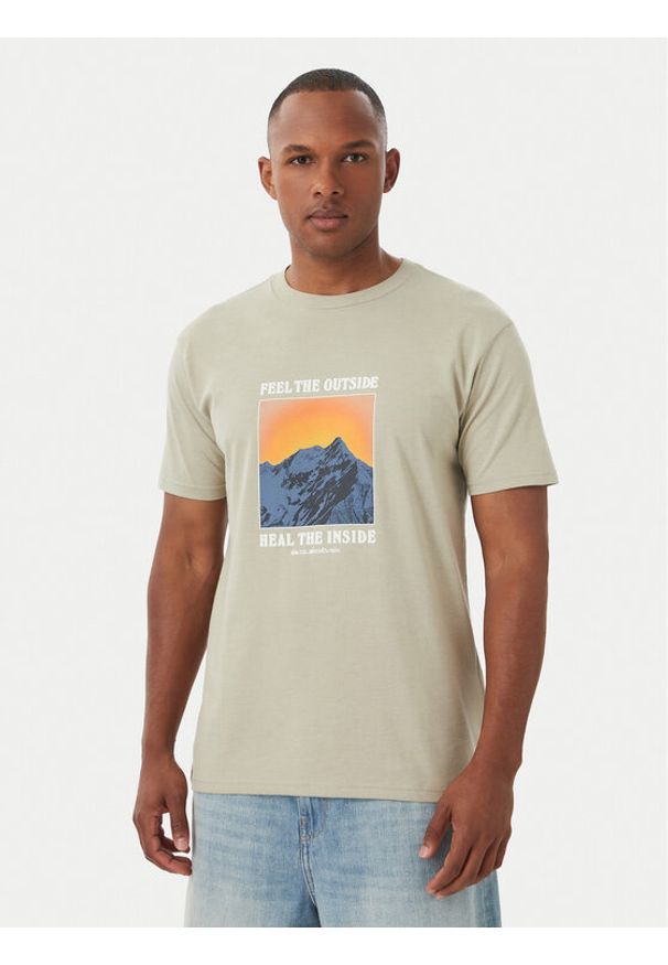 Quiksilver T-Shirt Feel The Outside EQYZT08004 Beżowy Regular Fit. Kolor: beżowy. Materiał: syntetyk