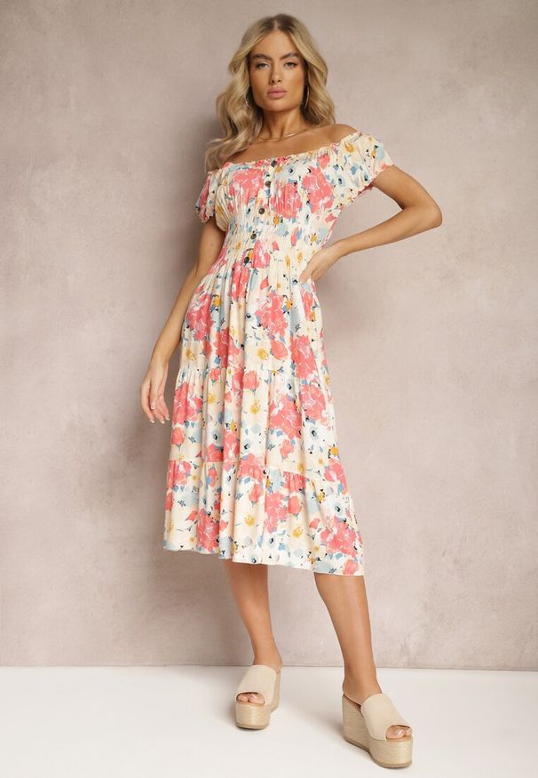 Renee - Różowo-Beżowa Sukienka Midi z Krótkim Rękawem z Wiskozy w Kwiaty Emena. Kolor: różowy. Materiał: wiskoza. Długość rękawa: krótki rękaw. Wzór: kwiaty. Sezon: lato. Typ sukienki: rozkloszowane. Długość: midi