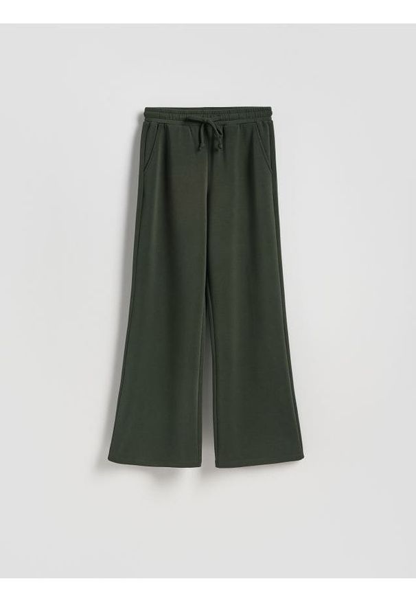 Reserved - Spodnie z szeroką nogawką - ciemnozielony. Kolor: zielony. Materiał: dzianina