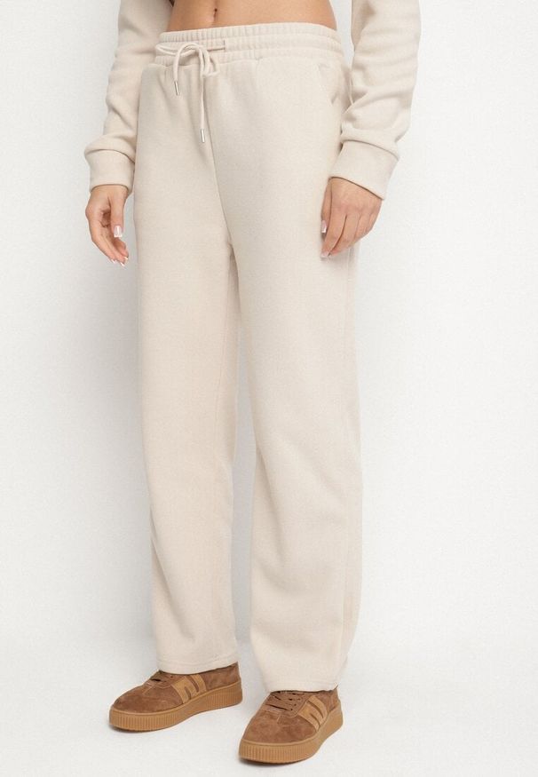 Born2be - Beżowy Bawełniany Komplet Dresowy z Bluzą i Spodniami Zansira. Kolor: beżowy. Materiał: dresówka, bawełna