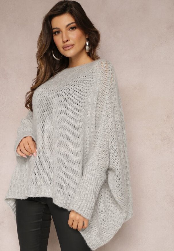 Renee - Szary Luźny Sweter Dzianinowy w Stylu Ponczo Nattava. Okazja: na co dzień. Typ kołnierza: dekolt w łódkę. Kolor: szary. Materiał: dzianina. Styl: casual, elegancki, wizytowy