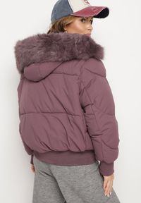 Born2be - Fioletowa Pikowana Kurtka z Szerokimi Ściągaczami i Ozdobnym Futrem przy Kapturze Inandria. Okazja: do pracy, na co dzień, na spotkanie biznesowe. Kolor: fioletowy. Materiał: futro. Długość rękawa: długi rękaw. Długość: długie. Styl: klasyczny, casual, elegancki, biznesowy #4