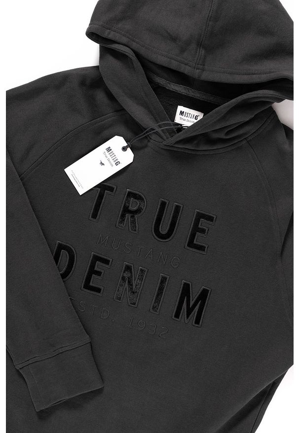 Mustang - MUSTANG BLUZA Application Hoodie PHANTOM 1006364 4087. Typ kołnierza: kaptur. Wzór: napisy
