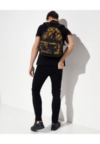 Versace Jeans Couture - VERSACE JEANS COUTURE - Czarna koszulka polo z logo. Okazja: na co dzień. Typ kołnierza: polo. Kolor: czarny. Materiał: bawełna. Styl: casual