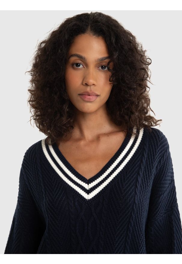 Big-Star - Sweter damski z wiskozy z dekoltem v-neck granatowy Cyntylia 403. Okazja: na co dzień. Typ kołnierza: dekolt w kształcie V. Kolor: niebieski. Materiał: wiskoza. Wzór: ze splotem. Styl: klasyczny, elegancki, casual
