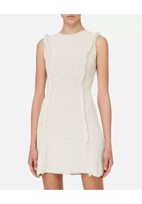 Elisabetta Franchi - ELISABETTA FRANCHI - Dzianinowa sukienka mini. Okazja: do pracy. Kolor: biały. Materiał: dzianina. Typ sukienki: rozkloszowane. Długość: mini #1