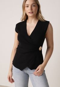 Born2be - Czarna Bluzka z Wiskozą Kopertowym Dekoltem i Metalową Klamrą z Boku Sanviel. Kolor: czarny. Materiał: wiskoza #1