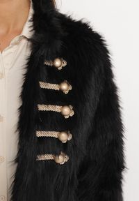 Born2be - Czarna Kurtka z Futerka Ozdobiona Rzędem Guzików w Stylu Retro Sirelanie. Typ kołnierza: kołnierzyk klasyczny. Kolor: czarny. Materiał: futro. Wzór: aplikacja. Styl: retro #5