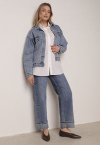 Born2be - Niebieskie Jeansy Bawełniane z Asymetrycznym Zapięciem i Wywiniętymi Nogawkami Ellenesta. Okazja: na co dzień, na spacer. Kolor: niebieski. Styl: casual, elegancki #7