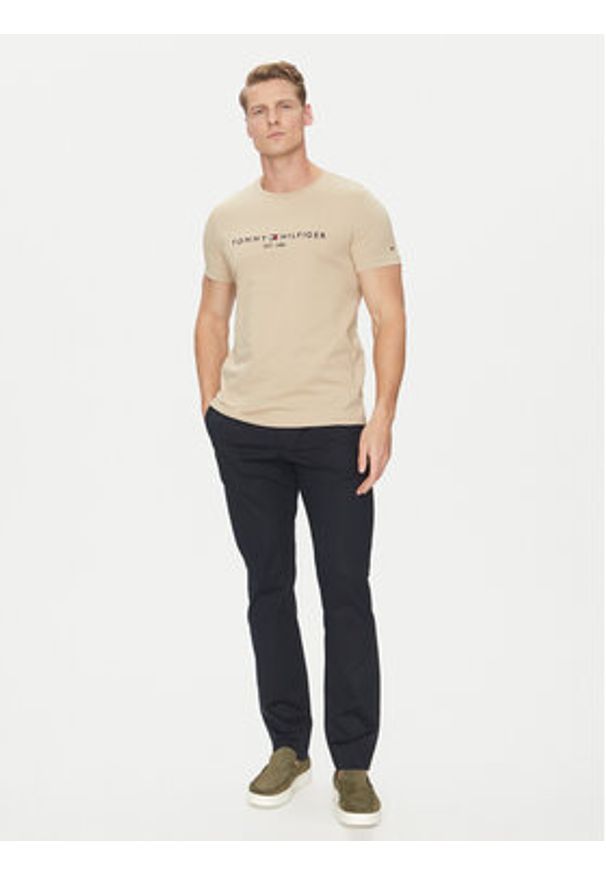 TOMMY HILFIGER - Tommy Hilfiger T-Shirt Logo MW0MW11797 Beżowy Regular Fit. Kolor: beżowy. Materiał: bawełna