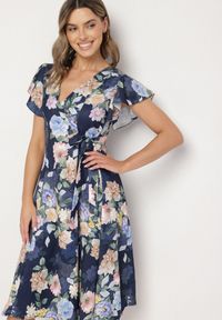 Born2be - Niebieska Kwiatowa Sukienka z Kopertowym Dekoltem Atorina. Okazja: na co dzień, na spotkanie biznesowe, do pracy. Typ kołnierza: dekolt kopertowy. Kolor: niebieski. Wzór: kwiaty. Typ sukienki: kopertowe. Styl: biznesowy, casual #6