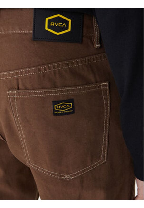 RVCA Spodnie materiałowe Dayshift 23A113502 Brązowy Relaxed Fit. Kolor: brązowy. Materiał: bawełna