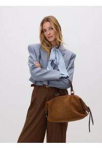 Reserved - Zamszowa torebka z paskiem - brązowy. Kolor: brązowy. Materiał: zamszowe #1