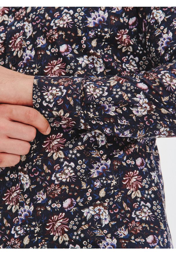 Pako Lorente - PAKO LORENTE – Granatowa koszula w kwiaty. Typ kołnierza: kołnierzyk klasyczny. Kolor: niebieski. Materiał: elastan, bawełna. Długość rękawa: długi rękaw. Długość: długie. Wzór: kwiaty. Styl: klasyczny