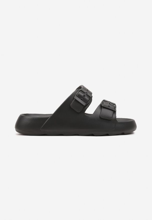 Born2be - Czarne Klapki z Pianki na Płaskiej Podeszwie Ozdobione Sprzączkami Beriss. Okazja: na plażę. Kolor: czarny. Wzór: aplikacja. Sezon: lato. Obcas: na płaskiej podeszwie. Styl: sportowy