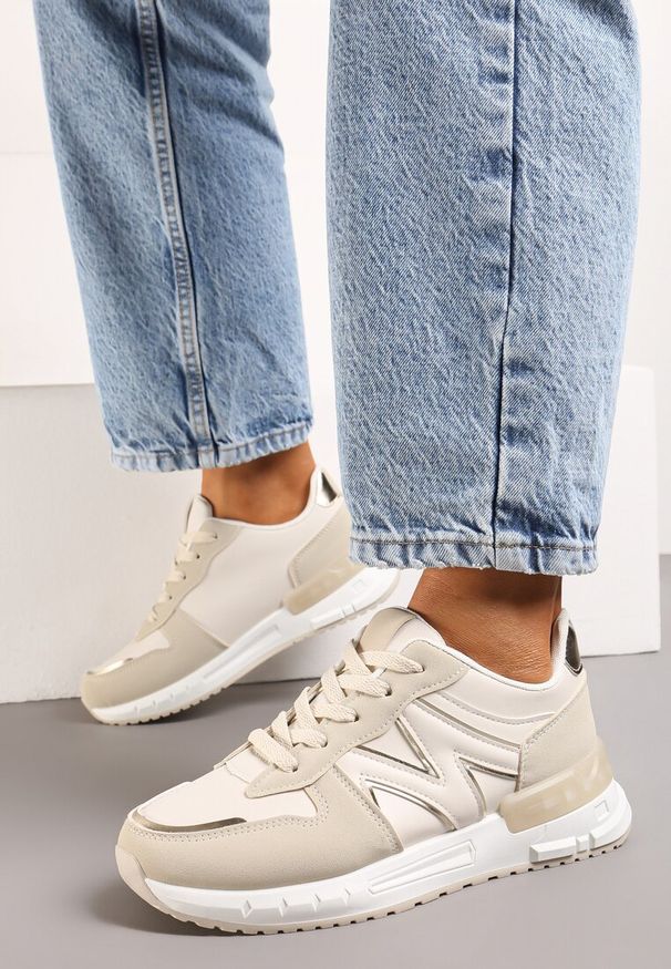 Renee - Beżowe Płaskie Sneakersy ze Sznurowaniem z Metalicznymi Wstawkami Remarie. Nosek buta: okrągły. Zapięcie: sznurówki. Kolor: beżowy. Obcas: na obcasie. Wysokość obcasa: niski