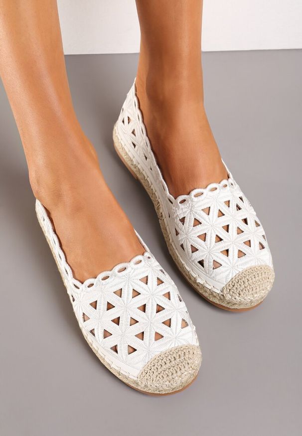 Born2be - Białe Espadryle z Ażurową Cholewką i Plecioną Płaską Podeszwą Plicia. Okazja: na co dzień. Nosek buta: okrągły. Kolor: biały. Szerokość cholewki: normalna. Wzór: ażurowy. Sezon: lato. Obcas: na płaskiej podeszwie. Styl: elegancki, casual