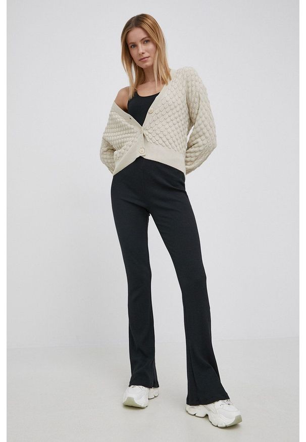 only - Only sweter damski kolor beżowy lekki. Okazja: na co dzień. Kolor: beżowy. Materiał: dzianina. Długość rękawa: długi rękaw. Długość: długie. Styl: casual