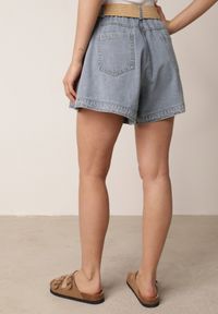 Born2be - Jasnoniebieskie Luźne Szorty Jeansowe Bawełniane z Paskiem Mezyss. Okazja: do pracy, na co dzień. Stan: podwyższony. Kolor: niebieski. Materiał: bawełna, jeans. Styl: casual #2