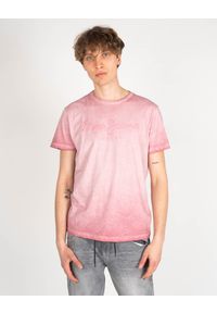 Pepe Jeans T-shirt "West Sir" | PM504032 | West Sir | Mężczyzna | Różowy. Okazja: na co dzień. Kolor: różowy. Materiał: bawełna. Wzór: nadruk, aplikacja. Styl: casual #4