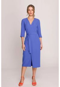 Stylove - Elegancka sukienka midi z dekoltem V i rozcięciem niebieska. Okazja: na spotkanie biznesowe. Typ kołnierza: typu klepsydra, dekolt w kształcie V. Kolekcja: dla wysokich. Kolor: różowy, niebieski, czarny. Wzór: gładki. Typ sukienki: kopertowe. Materiał: guma, satyna, tkanina, elastan. Styl: elegancki. Długość: midi