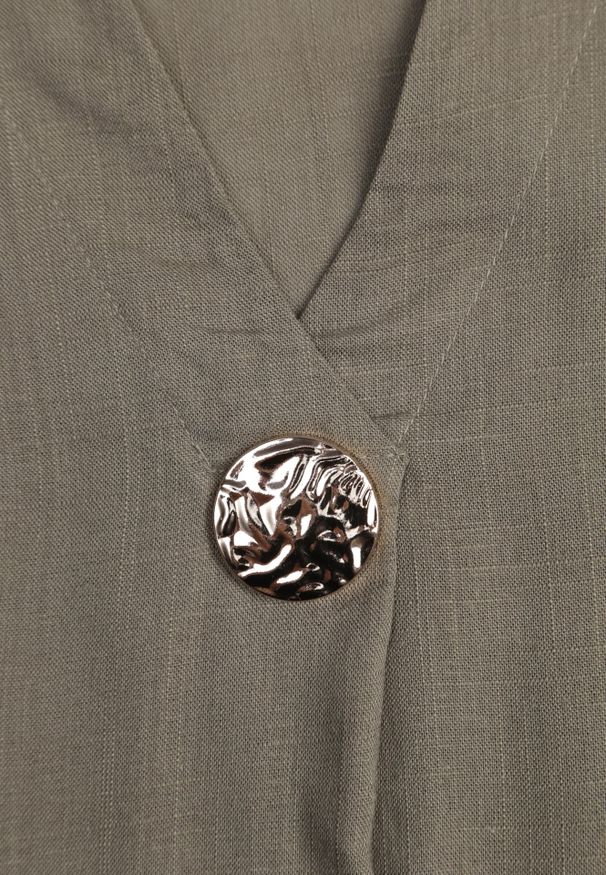 Renee - Ciemnobeżowa Bluzka z Lnem i Wiskozą o Nietoperzowym Kroju z Krótkim Rękawem Herira. Okazja: na co dzień. Typ kołnierza: dekolt w serek. Kolor: beżowy. Długość: krótkie. Wzór: aplikacja. Materiał: wiskoza, len. Długość rękawa: krótki rękaw. Sezon: lato. Styl: casual, elegancki