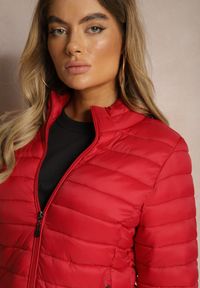 Renee - Czerwona Kurtka Ozdobiona Pikowaniem i Kieszeniami na Suwak Mivuria. Okazja: na co dzień. Kolor: czerwony. Materiał: jeans. Wzór: aplikacja. Styl: elegancki, casual #4