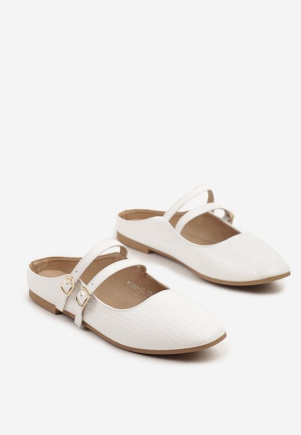 Renee - Białe Klapki Balerinki Ozdobione Paseczkami Davissae. Kolor: biały. Materiał: jeans. Wzór: aplikacja. Styl: klasyczny, elegancki