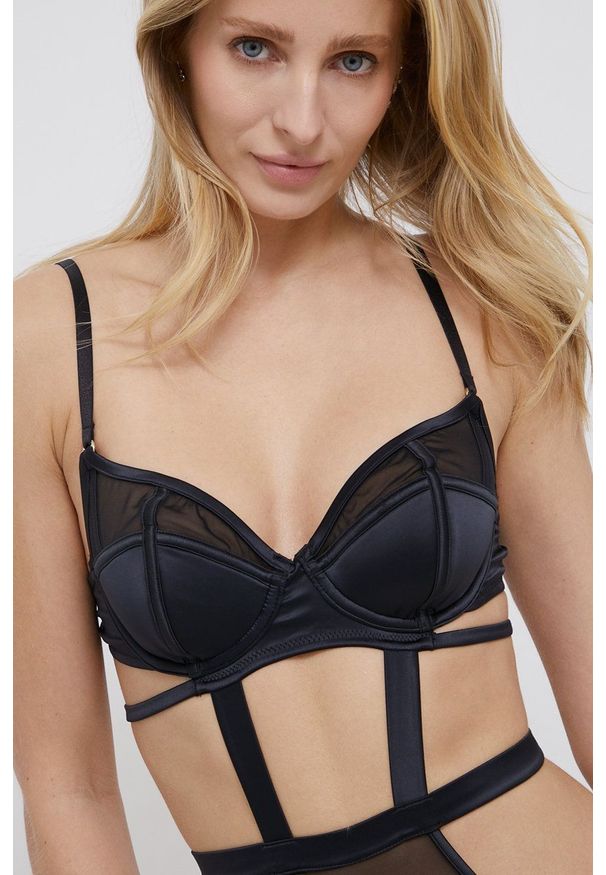 Guess Body kolor czarny satynowe gładki. Kolor: czarny. Materiał: satyna. Wzór: gładki