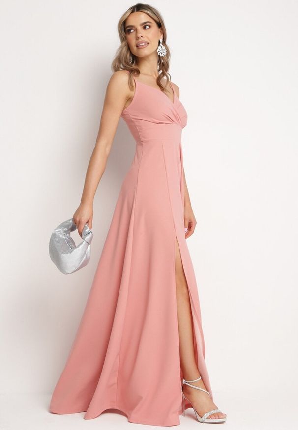 Born2be - Ciemnoróżowa Rozkloszowana Klasyczna Sukienka z Kopertowym Dekoltem na Cienkich Ramiączkach z Rozcięciem Vinelia. Typ kołnierza: dekolt kopertowy. Kolekcja: dla wysokich. Kolor: różowy. Długość rękawa: na ramiączkach. Typ sukienki: kopertowe. Styl: klasyczny. Długość: maxi