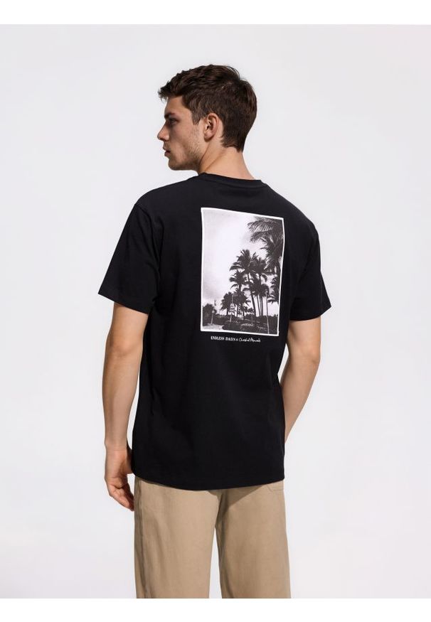 Reserved - T-shirt comfort z nadrukiem na plecach - czarny. Kolor: czarny. Materiał: bawełna, dzianina. Wzór: nadruk