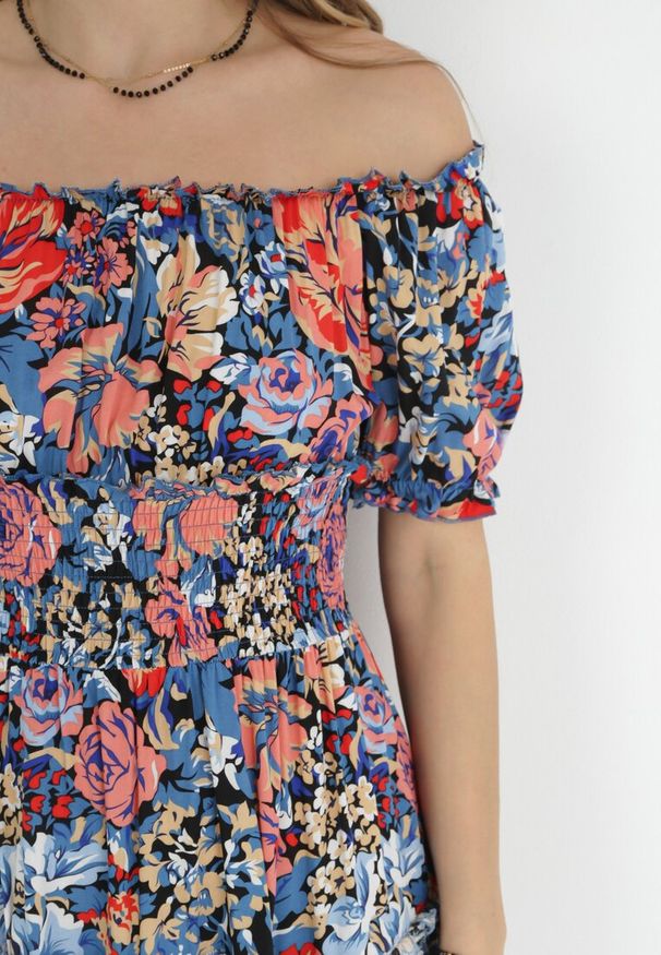 Born2be - Niebiesko-Czarna Wiskozowa Sukienka Mini z Gumkami w Pasie i Falbanką Muena. Typ kołnierza: kołnierz z falbankami. Kolor: niebieski. Materiał: wiskoza. Wzór: kwiaty. Długość: mini