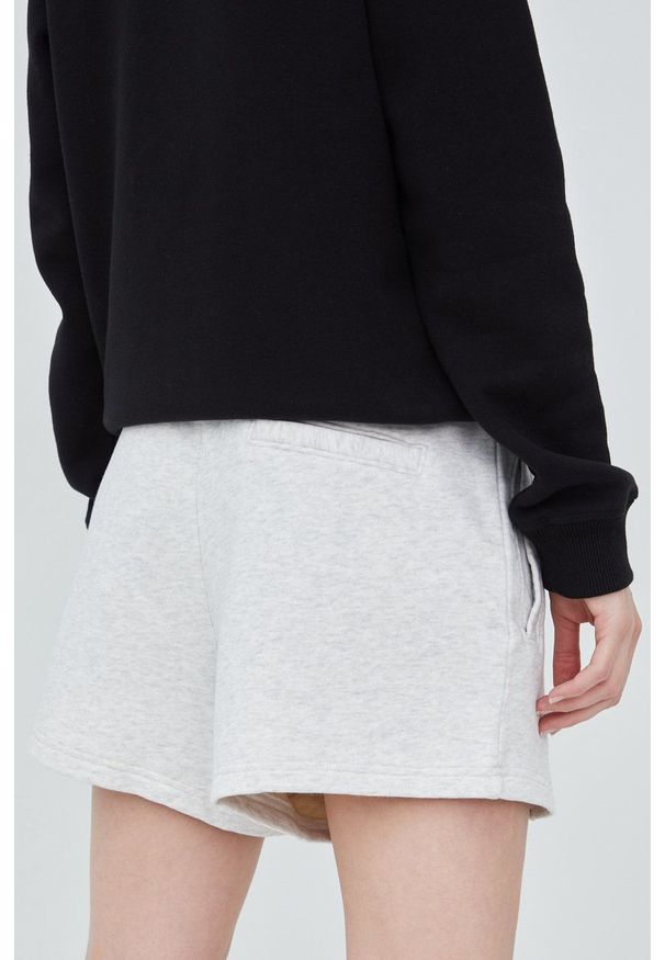 Tommy Jeans szorty bawełniane damskie kolor szary gładkie high waist. Okazja: na co dzień. Stan: podwyższony. Kolor: szary. Materiał: bawełna. Wzór: gładki. Styl: casual