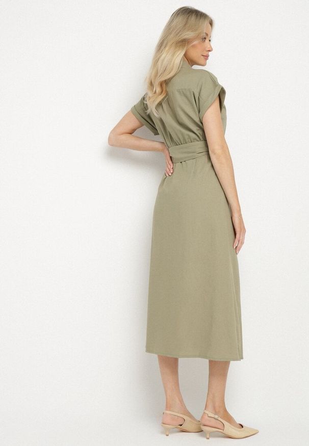 Born2be - Zielona Bawełniana Sukienka Koszulowa na Krótki Rękaw z Dodatkowym Paskiem Callira. Okazja: na spacer, na co dzień. Kolor: zielony. Materiał: bawełna. Długość rękawa: krótki rękaw. Typ sukienki: koszulowe. Styl: casual, elegancki