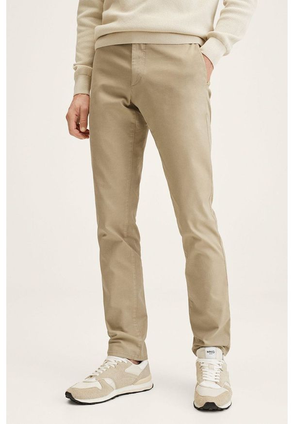 Mango Man spodnie męskie kolor beżowy w fasonie chinos. Okazja: na co dzień. Kolor: beżowy. Materiał: tkanina, włókno. Wzór: gładki. Styl: casual