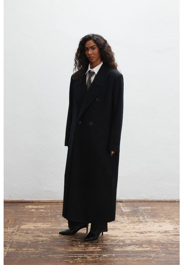 Marsala - Wełniany trencz w kolorze TOTALLY BLACK - TESORO-S. Materiał: wełna. Długość: długie. Wzór: gładki. Styl: elegancki, klasyczny