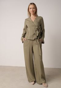 Born2be - Zielona Kopertowa Bluzka z Wiskozy Ozdobiona Wiązaniem Velanitte. Okazja: na co dzień. Kolor: zielony. Materiał: wiskoza. Wzór: aplikacja. Styl: wizytowy, casual, elegancki #2