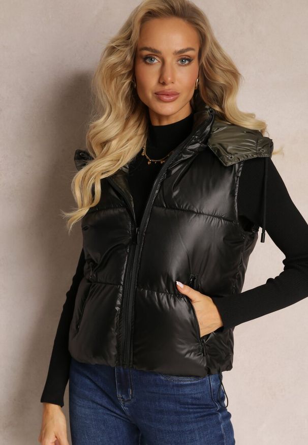 Renee - Czarna Pikowana Kamizelka z Szerokim Kapturem Wivelle. Typ kołnierza: golf. Kolor: czarny. Materiał: jeans, wełna. Długość rękawa: bez rękawów. Wzór: aplikacja. Styl: sportowy