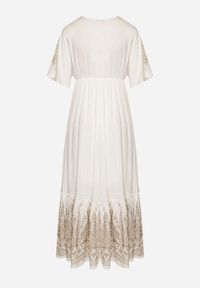 Born2be - Biała Wiskozowa Sukienka z Kopertowym Dekoltem i Haftem z Metaliczną Nicią Emhiris. Okazja: na co dzień. Kolor: biały. Materiał: wiskoza. Długość rękawa: krótki rękaw. Wzór: haft. Typ sukienki: kopertowe. Styl: klasyczny, casual #2