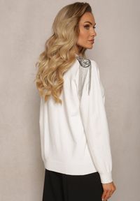 Renee - Biały Wiskozowy Sweter z Biżuteryjnymi Pagonami w Cyrkonie Sartnez. Kolor: biały. Materiał: wiskoza #3