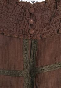 Renee - Brązowa Sukienka Boho z Paskiem Guzikami i Falbanami Nevinete. Okazja: na imprezę. Kolor: brązowy. Materiał: poliester. Styl: boho #6