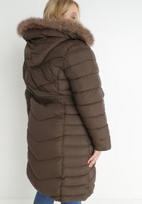 Born2be - Brązowa Kurtka Pikowana z Wiązanym Paskiem Manne. Kolekcja: plus size. Kolor: brązowy. Materiał: materiał, futro. Długość rękawa: długi rękaw. Długość: długie #3
